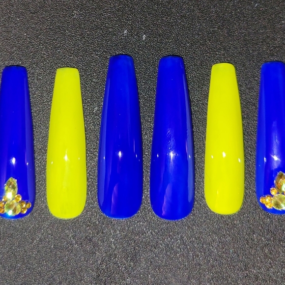 Handmade Press On Nails - Picture 3 of 4